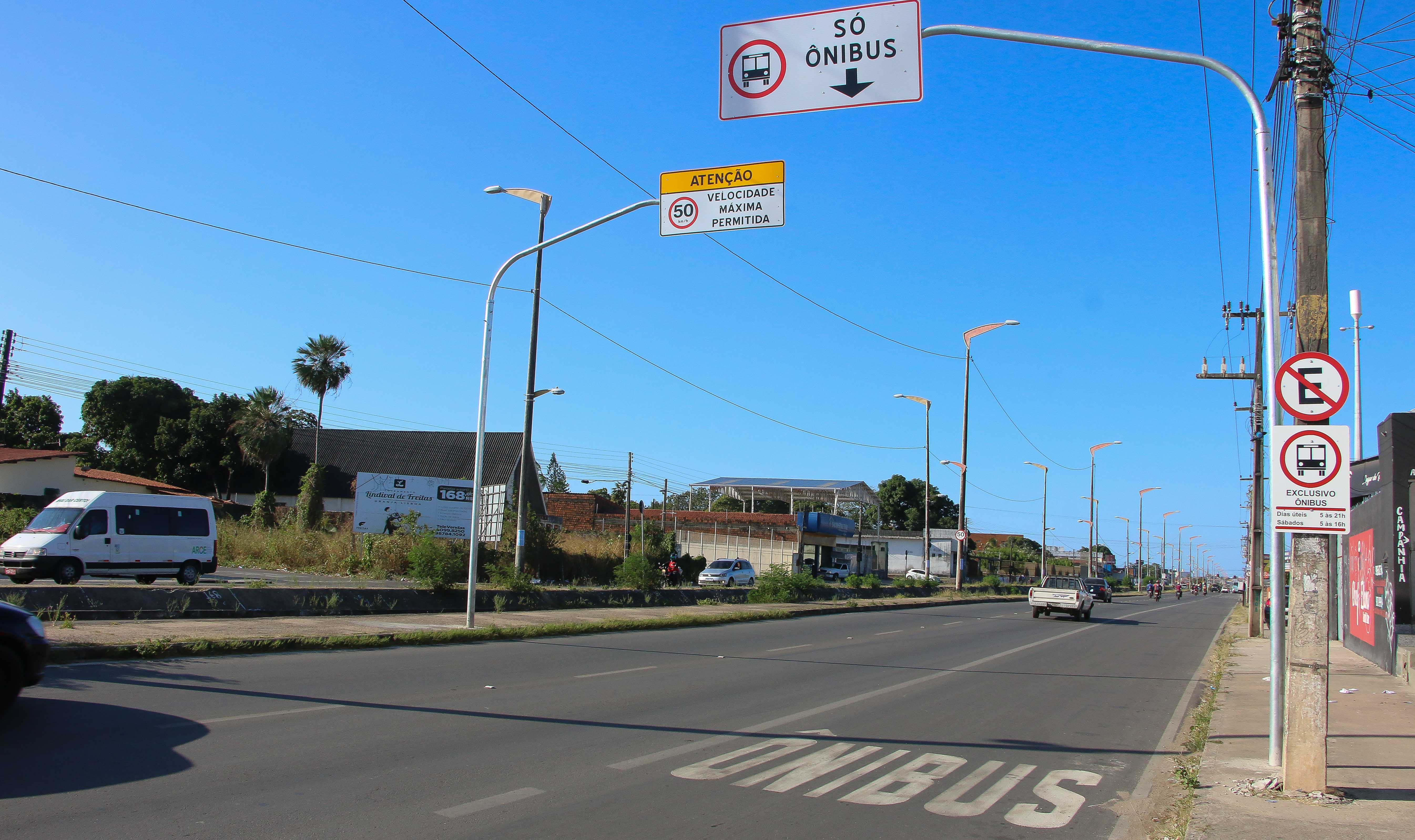 a foto mostra a avenida osório de paiva com carros e motos circulando